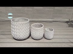 حفره های تخلیه گیاهخوار خاکستری تقویت شده با دست برای آب دادن بهینه و سلامت گیاهان