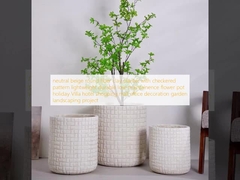 گلدان فیبر رسی گرد بژ خنثی با طرح شطرنجی سبک وزن بادوام کم نگهداری گلدان گل ویلای تعطیلات هتل مرکز خرید دکوراسیون اداری پروژه محوطه سازی باغ