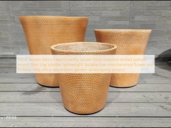 پارچه های مینی بافته شده، رنگ قهوه ای خاکی گرم، بافت دار، طرح نقطه ای، گلدان رسی فیبری گرد، سبک وزن، بادوام، کم نگهداری، گلدان گل، دکوراسیون ویلای تعطیلات، دکوراسیون اداری، پروژه محوطه سازی باغ