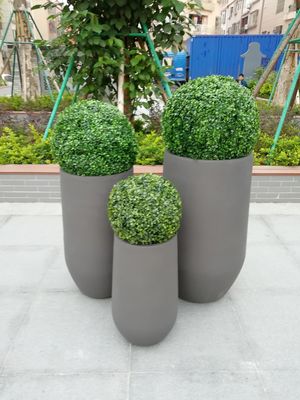 کاشت کننده خاکستری تقویت شده سطح صاف برای گیاهان بلند در سبک مینیمالیستی