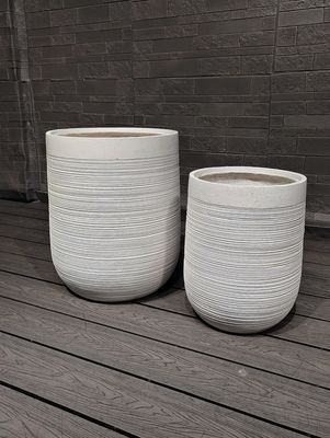 Φ300*H400 فیبر گل کاشت کننده نگه دارید 5-6 سال زندگی در فضای باز بافت سطح مقاوم در برابر آب و هوا و طراحی طولانی مدت