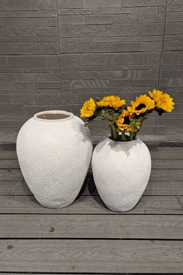 سوراخ‌های زهکشی در گلدان فایبر سمنت گرد برای دوستداران گیاهان