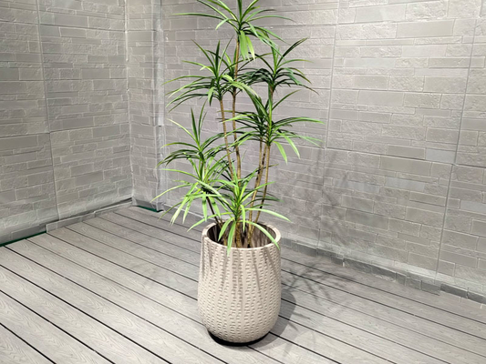 طرح هندسی تکراری خاکستری مایل به سفید گلدان فیبر رسی گرد طراحی معماری محوطه سازی